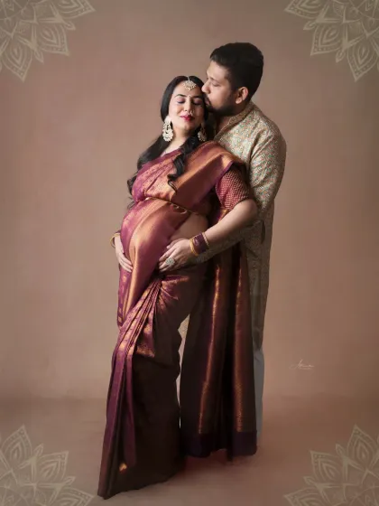 An intimate and loving embrace. This couple's portrait in traditional clothing is full of warmth and tenderness, celebrating their journey together.