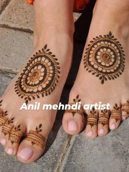 A simple and beautiful mandala design for the feet. This is a great choice for a minimalist look or for pre-wedding functions. The toes are also decorated with matching rings.