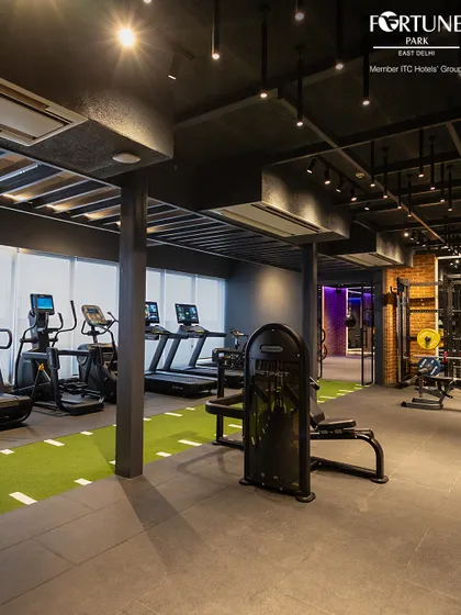This view shows the layout of the gym, combining cardio equipment, machine weights, and open space. It is designed to be functional and accessible 24 hours a day for your convenience.