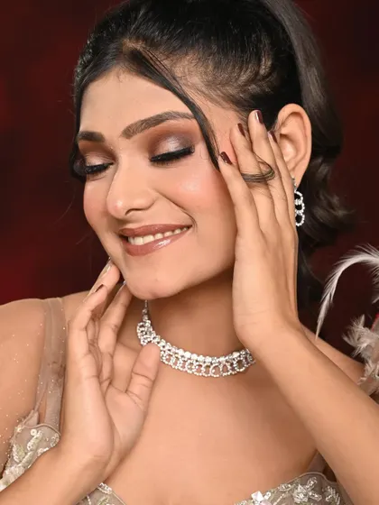 Her smile says it all! This spotlight eye makeup is glamorous yet sophisticated, perfect for an evening gown.