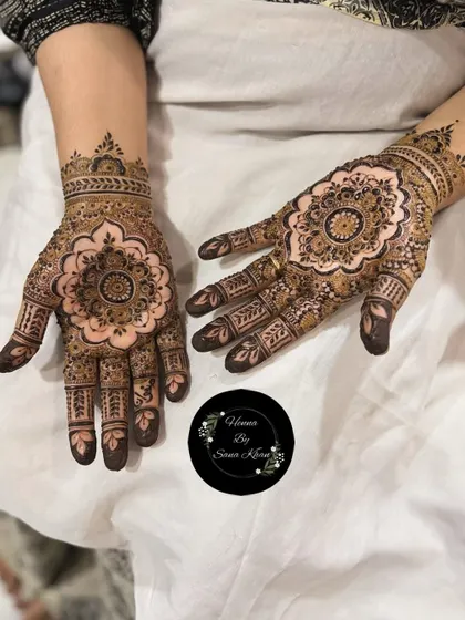 A classic mandala design that fills the entire palm. The intricate layers of petals and dots create a mesmerizing effect, perfect for any festive occasion.