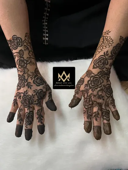 This full-hand Arabic design features a delicate network of roses and vines, creating a glove-like effect.