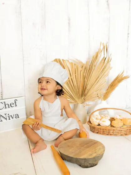 Chef Niva is in the house! This personalized setup with a lightbox and baking props makes for a delightful and unique photoshoot.