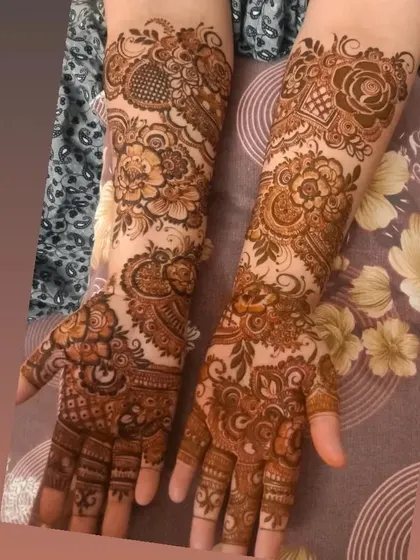 A beautiful floral design for my client Shahida. The pattern is a mix of bold flowers and delicate vines, creating a stunning look.