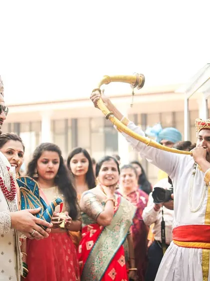 Welcoming the groom in majestic Maharashtrian style with the traditional sound of the tutari, announcing his arrival with pomp and ceremony.