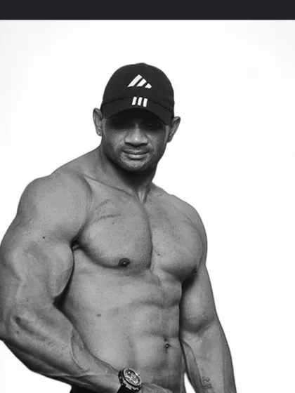 Black and white physique shot. Classic bodybuilding look.