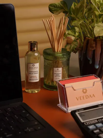 Pleasant scents create an inviting and comfortable atmosphere. Make our Cinnamon Mela Verde reed diffuser an essential on your work desk for a touch of warm, spicy fragrance.