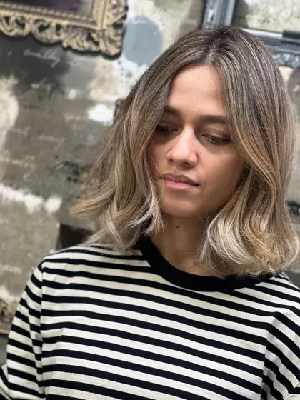 A final shot of this beautiful and modern blonde bob.