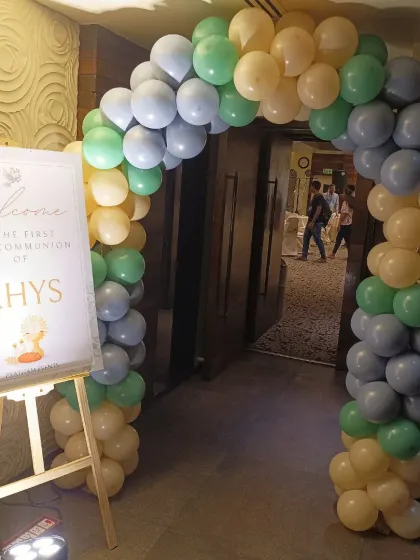 The entrance for the Holy Communion event, with a personalized welcome sign and a matching balloon arch to greet the guests.