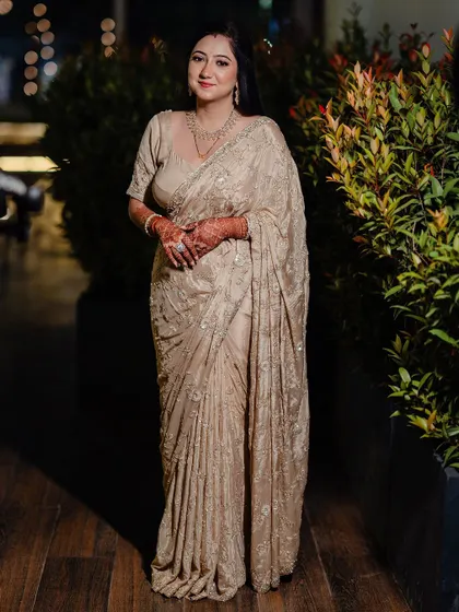 Pure elegance and perfection. This bride's reception look is all about understated glamour, with a soft, dewy makeup look that complements her beautiful beige saree.