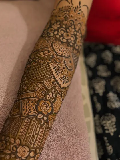 A close-up of the engagement bridal henna, highlighting the detailed shading and linework.