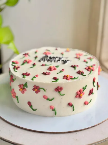 A side view of the minimal blooms cake, showing how the tiny flowers are piped all around for a complete floral look.