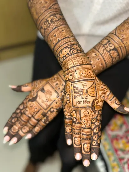 A unique back-of-hand design featuring a 'Shubh Vivah' (Happy Wedding) message. It's a beautiful and auspicious detail to add to your bridal mehendi.