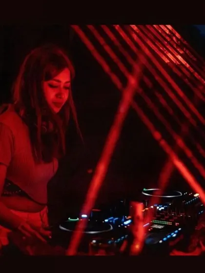 In the zone, surrounded by red lasers. The lighting at this gig was incredible, creating a web of light over the entire dance floor.