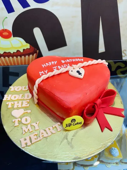 A 1.5kg heart-shaped cake with a fondant lock and the message "You hold the key to my heart."