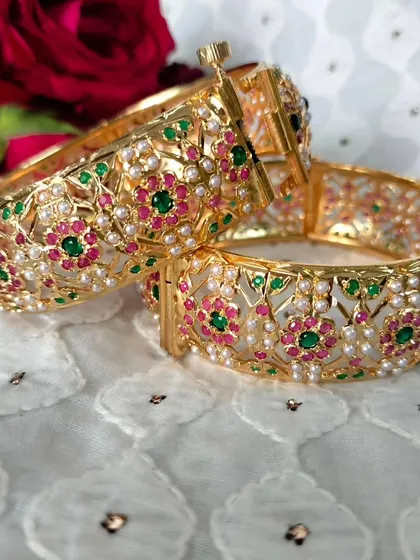 This shot shows the convenient openable clasp of the Jadau kangans, a practical feature that ensures an easy fit without compromising on the traditional bangle look.