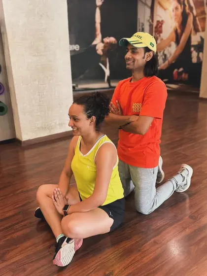 Taking a quick break between dance routines. These sessions are as much about building a friendly rapport as they are about dancing. A comfortable vibe makes learning so much easier and more fun.