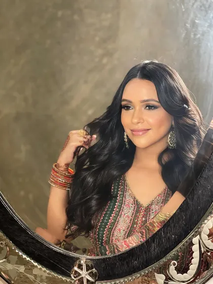 A mirror selfie capturing the beauty of these soft, classic waves. A timeless look for any occasion.