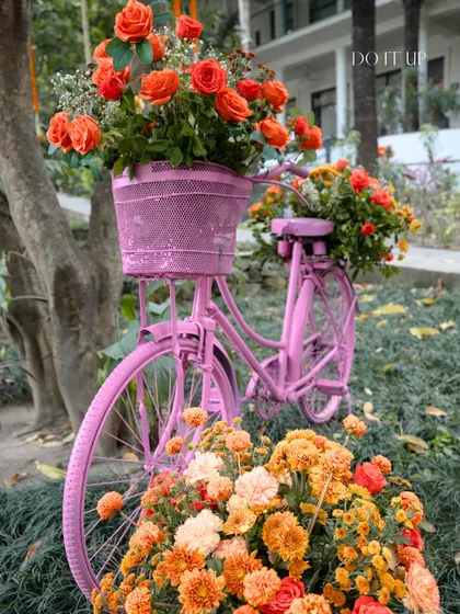 A quirky decor element: a pink bicycle overflowing with orange and yellow flowers. These playful touches add personality and charm to the event.