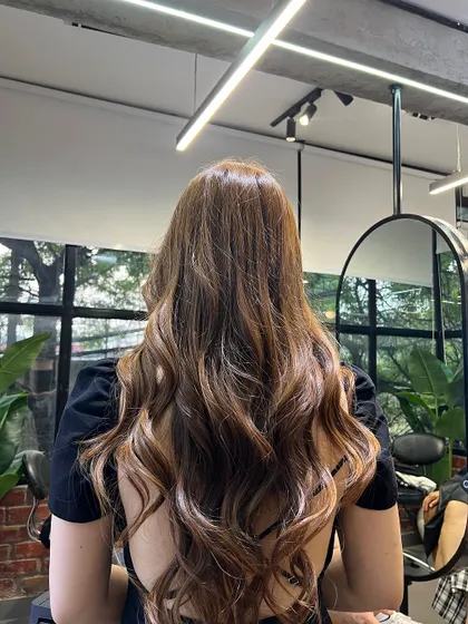 The same absolute brown hair, showing how the waves and layers work together to create a full and dynamic style.