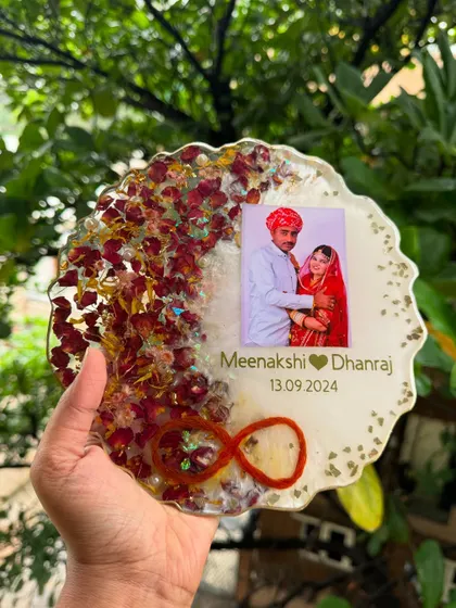 When memories bloom, art becomes timeless. This 8-inch resin agate frame was made with a client's special flowers, preserving their story in an elegant keepsake.
