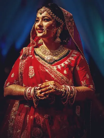 The dramatic lighting highlights the intricate details of the bridal jewellery. This rental set ensures you look breathtaking from every angle.