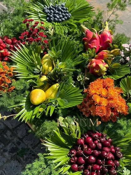 Flowers and fruits, my style. This hamper is a piece of art, with vibrant cherries, dragon fruit, and mangoes nestled amongst tropical leaves and flowers. It’s a healthy and beautiful gift for any occasion.
