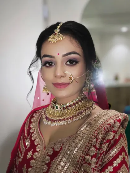 A bright and happy portrait. The makeup is fresh and luminous, making her skin glow.