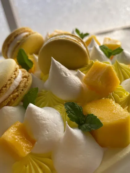 The details on this mango cake make it so inviting. It's the perfect blend of fresh fruit and sweet treats.