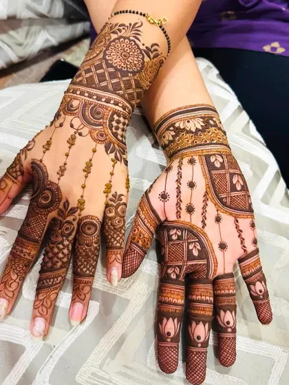An elegant and detailed design for a bride's family or friends. This pattern features beautiful hanging elements and geometric fills for a sophisticated look.