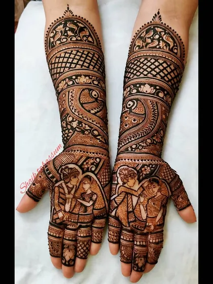 This design features a loving portrait of the couple on the palms, surrounded by swirling peacock and paisley patterns. The intricate details create a mesmerizing effect.