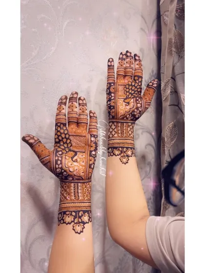 The full view of the minimal bridal mehendi, showing how the design extends from the palm to the wrist with a beautiful scalloped border.