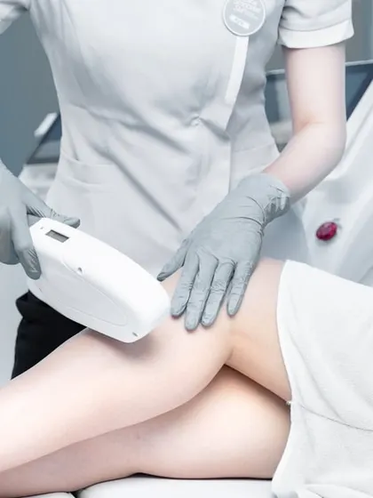 Another view of a leg treatment, emphasizing the professional and sterile technique used. Patient safety and comfort are my top priorities during every laser hair reduction session.