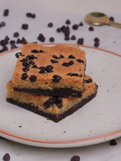 A fan favourite, our Cookie Dough Brownie has a layer of fudgy brownie topped with a generous layer of soft, chocolate chip cookie dough. It's two amazing desserts in one.