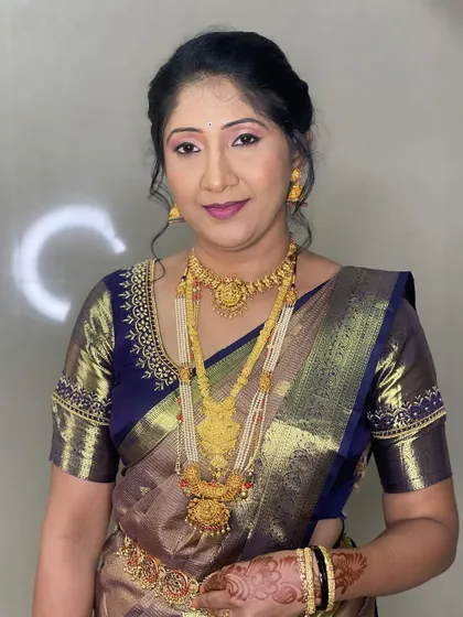 Here is the lovely Rashmi, all dolled up for her cousin's wedding. This is a no-filter look showing how the makeup looks fresh and flawless in person.