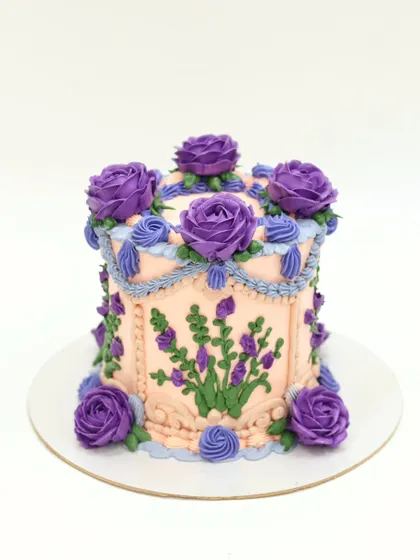 A straight-on shot of the lovely vintage cake, showing the symmetry of the piped designs.