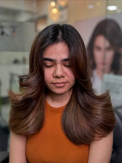 This sun-kissed look is designed to flatter every skin tone. The carefully placed highlights bring dimension and create a perfect balance between a subtle and statement-making hair color.