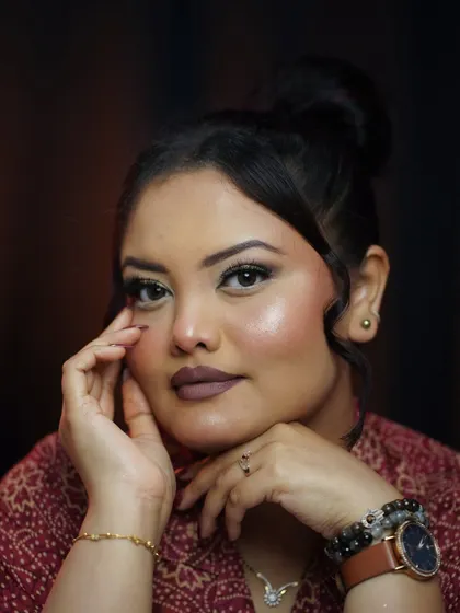 A soft, smoky eye paired with a matte brown lipstick creates a sophisticated and elegant look. The highlight on the cheekbones adds a beautiful glow.