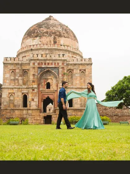 A duplicate of image 12, showcasing a dramatic pre-wedding photo at a historical Delhi monument.