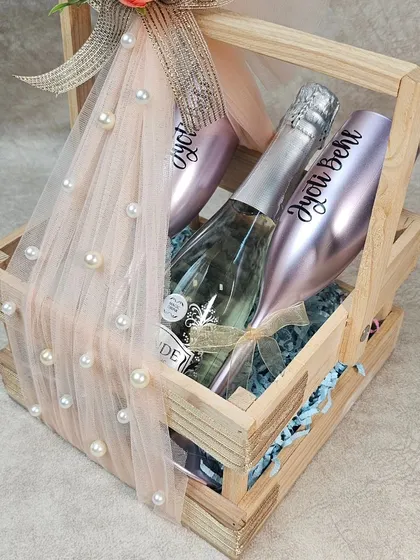 A duplicate of 50, showing the elegant anniversary hamper.