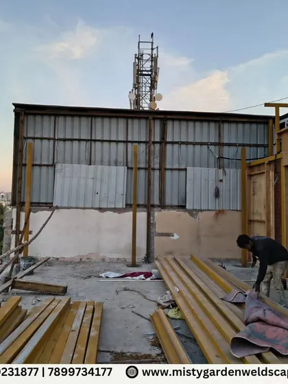 The worksite during the initial stages of a pergola installation. You can see the raw materials and the beginning of the assembly, highlighting the start of the transformation.
