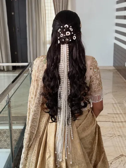 This half-up, half-down hairstyle is one of my most requested looks for its blend of elegance and glamour. I styled the hair in soft, cascading waves and added a beautiful pearl hair accessory for a touch of modern sophistication.
