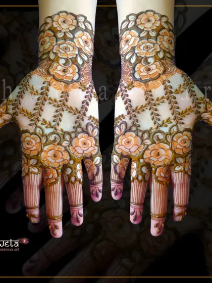 A stunning floral jaal (net) design for the back of the hands. This is a popular choice for bridesmaids and guests who want a full but elegant look.