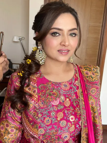 A Mehendi look that's perfect for saving. The kohl-rimmed eyes and messy braid create a beautiful, bohemian vibe.