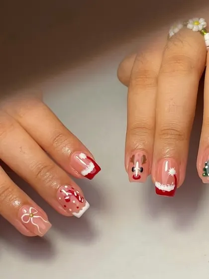 The full view of this fun and festive Christmas-themed manicure on short, square-shaped nails.