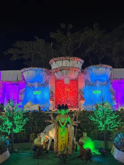 For a traditional Koli wedding, we incorporated a prominent statue of Lord Khandoba at the forefront of the main stage. This blend of grand decoration and cultural reverence is a hallmark of our service.