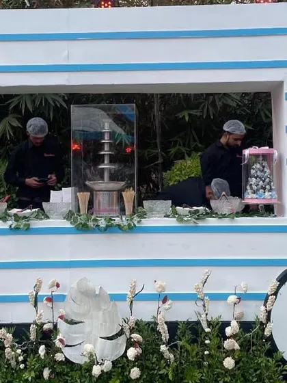 Even the food stalls are part of the decor. This cute 'Fruitilicious' truck with blue and white stripes perfectly matches the Bar Palladio theme.