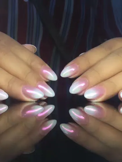 A beautiful pearlescent ombre, with a soft pink base fading into an iridescent white tip.