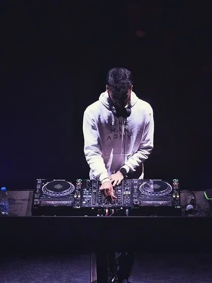 A closer shot, focusing on my connection with the decks.