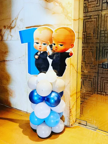 A balloon column with a "1" and "Boss Baby" characters, ideal for marking the first birthday milestone.